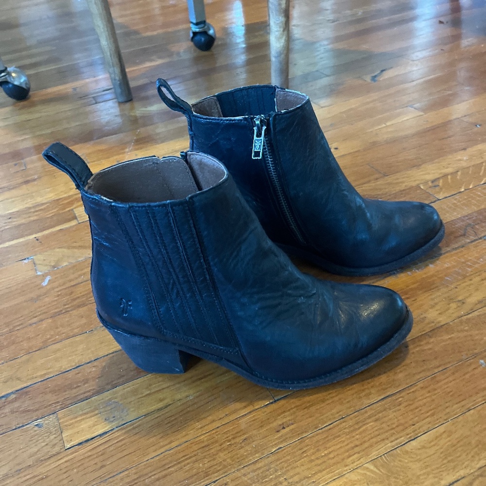 Frye round toe leather boots